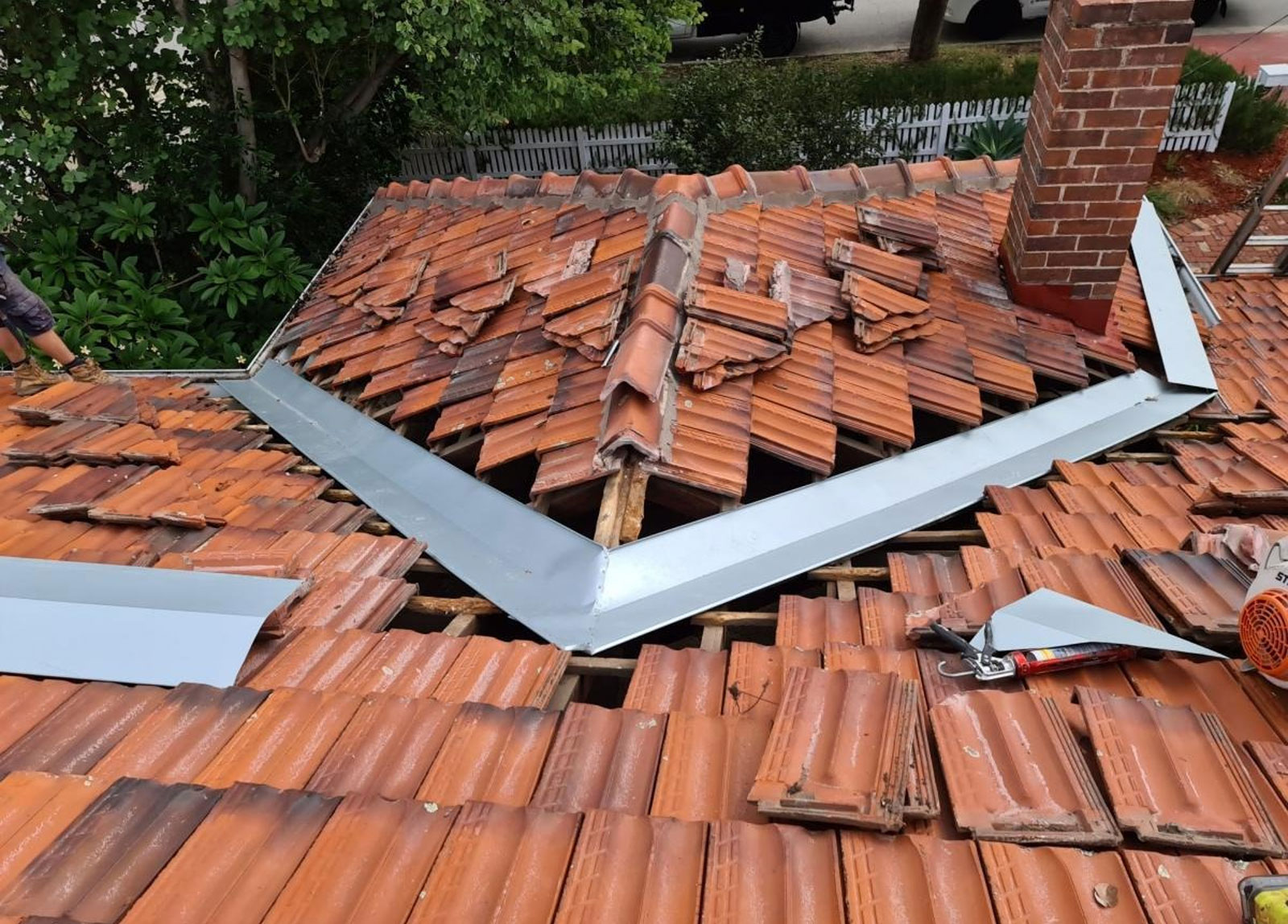Benefits of Hiring Professional Roof Leak Services